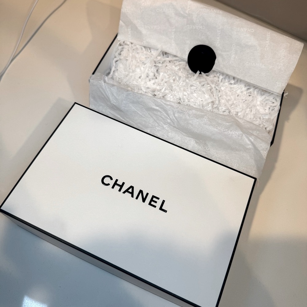 Chanel Gift Box - Picture 4 of 6